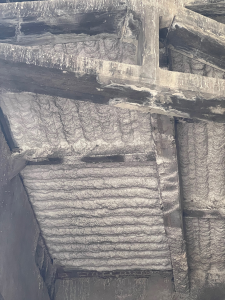 Spritzasbest als Brandschutz unter einem alten Industriegebäude entlang "The Line", NYC